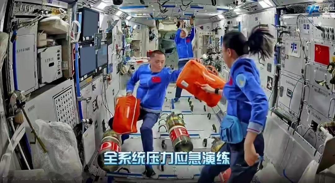 太空实拍画面流出
这位香港女航天员太吸睛

最近官方放出了神舟二十三号乘组的在轨
