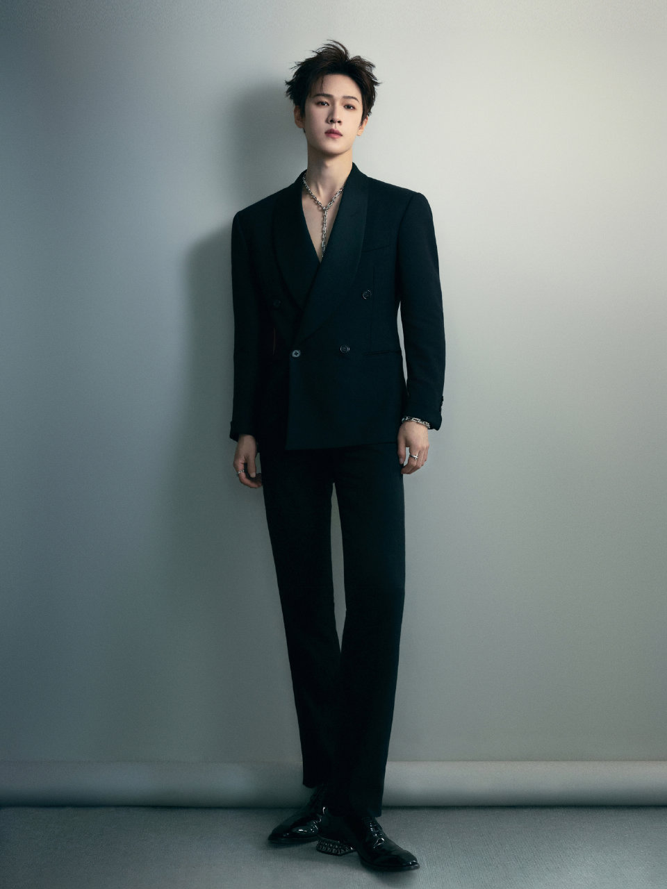 李昀锐 x Tiffany三里屯开幕活动品牌大使李昀锐身穿青果领黑西装，佩戴Ti