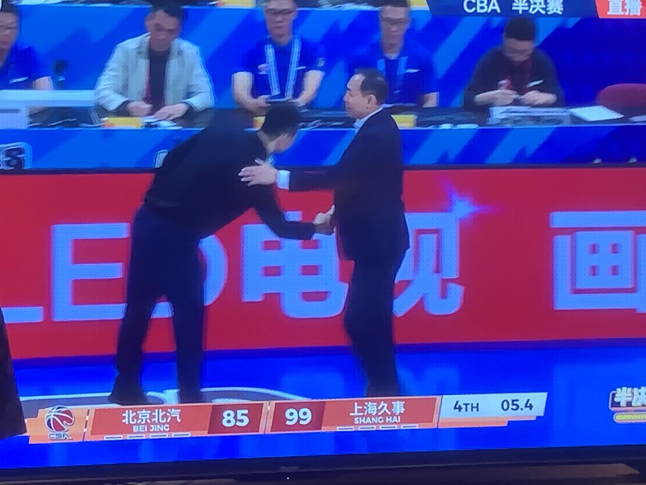 京粤大战的第四场，输了，主场迎战的北京北汽男篮输了！

        在刚刚结