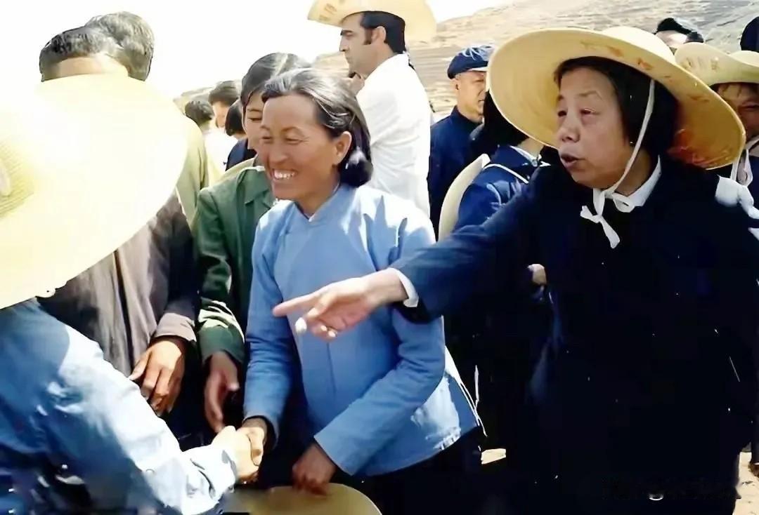 🍁1973年，邓颖超在大寨，左侧笑容灿烂的女同志，是全国劳动模范宋立英。她17