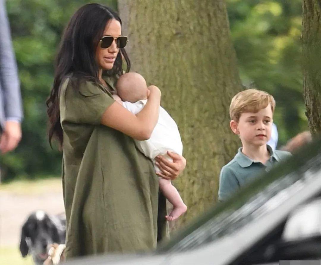 当年梅根抱着儿子，她儿子挺白的，和凯特大儿子一样白，看上去是白种人肤色。