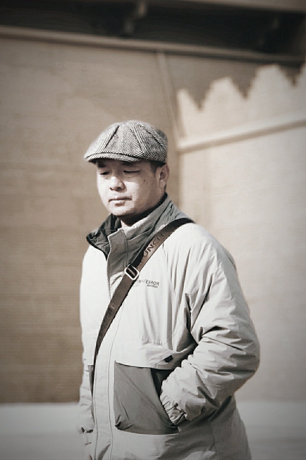 十六七岁那年的夏天，我在路上捡到一把真枪，因为年少无知，我扣下了扳机，没有人死，