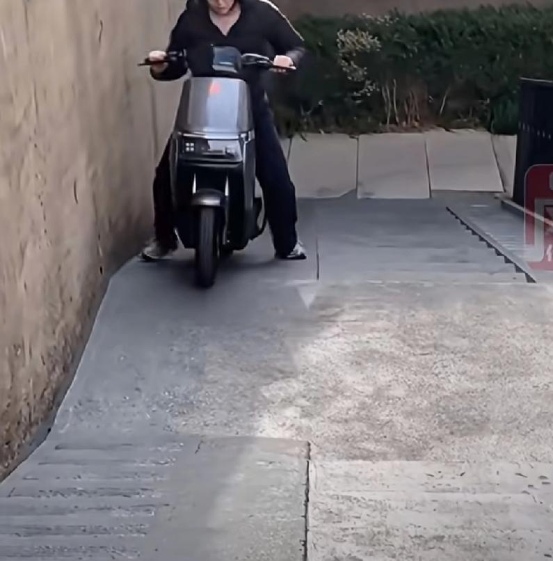 一位知名主持人用亲身实验的方式测试了一下今年最新款的国标电动车
在一个有坡的地方