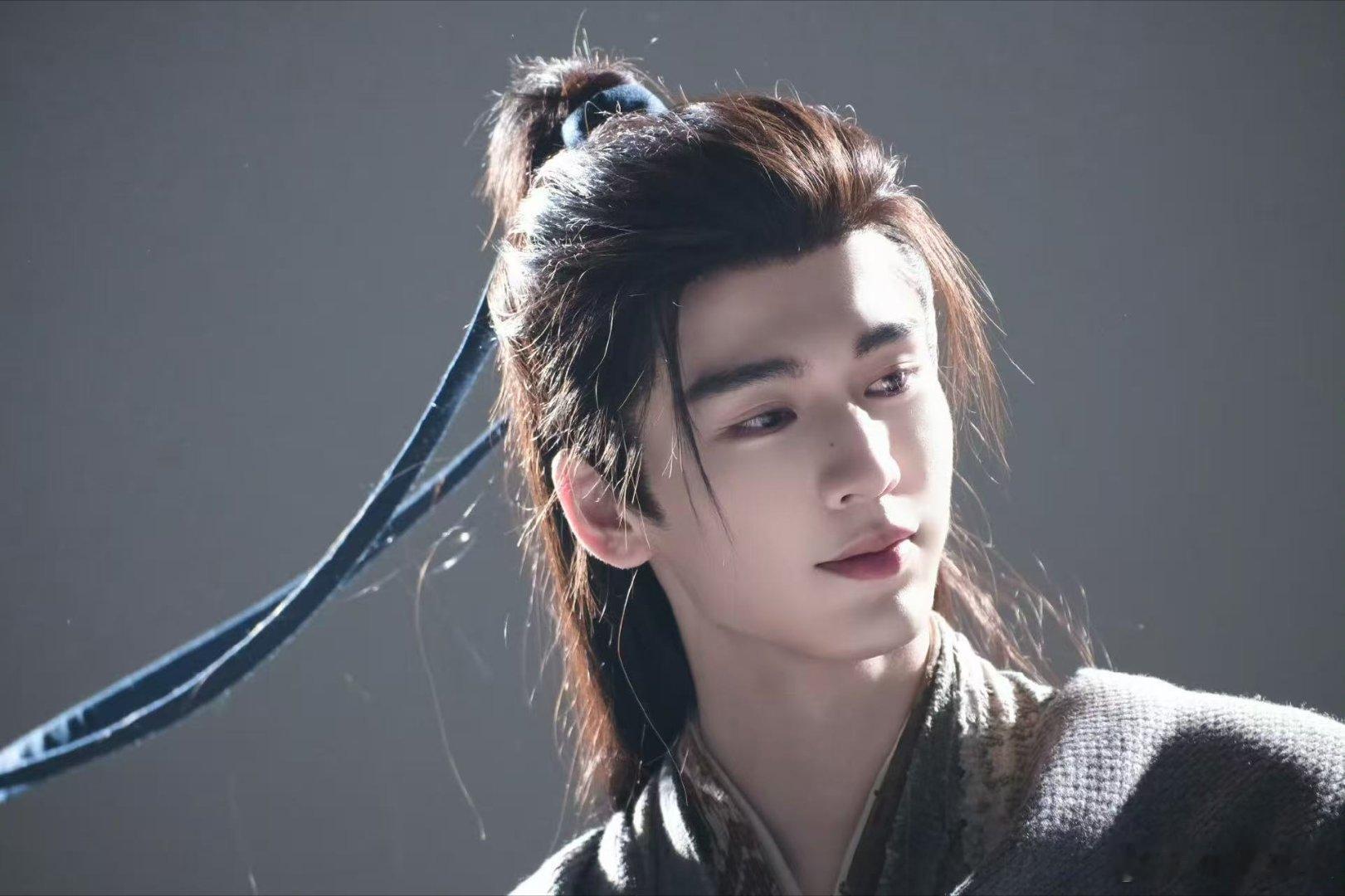 张凌赫自拍视角的谢征张凌赫谢征自拍张凌赫自拍视角的谢征，帅， 