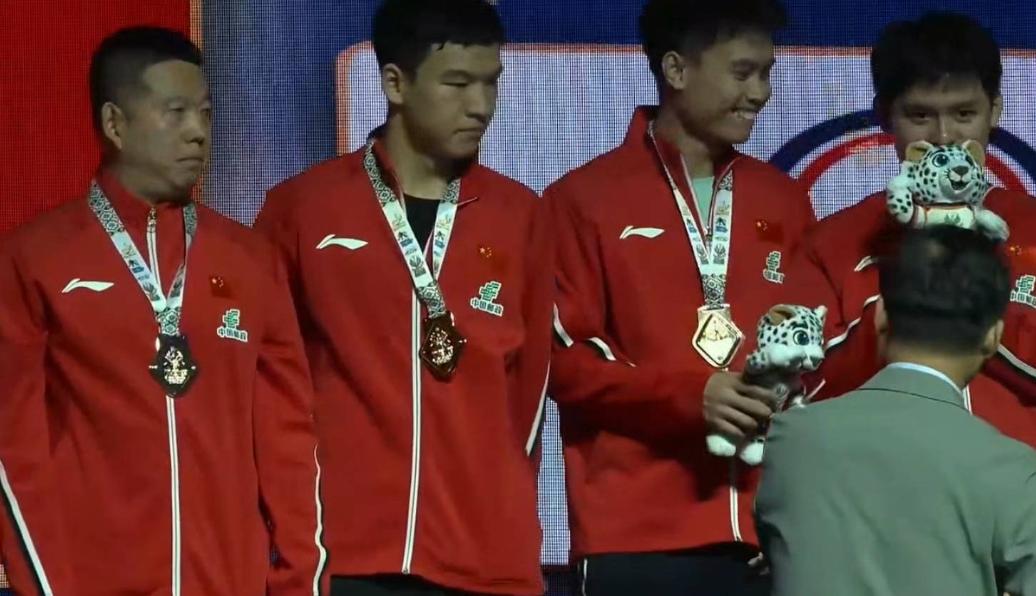 亚锦赛男团颁奖仪式，国乒男团决赛3:0夺冠笑得很开心，但没想到拿到季军的日本男团