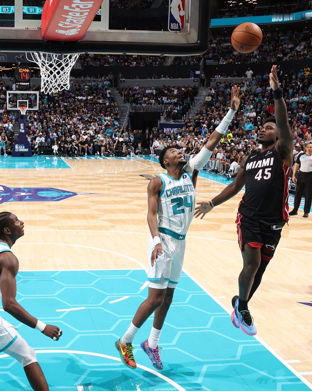 NBA鞋视角 Curry Fox 3 Prototype热火后卫戴维恩·米切尔今