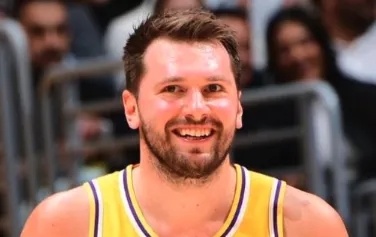 【🏀历史时刻！东契奇成湖人队史第三人，单场50+10+5+5三分💥】NBA常