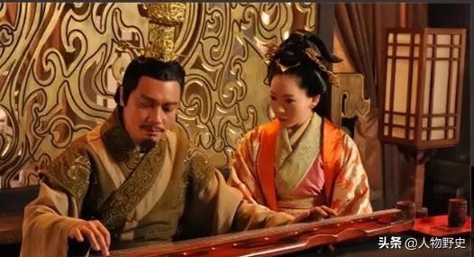 1898年，华人首富张弼士携眷乘船，德国售票员嘲讽说：“你再有钱，也是中国人，不