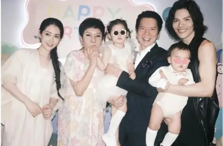 婆婆终究不是妈，一张大合照就能看出来，儿媳妇是外人。

向太向华强抱着孙子孙女，