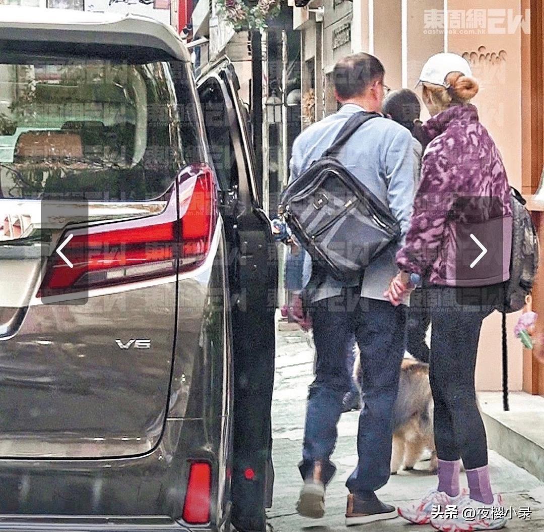 64岁许晋亨在街头餐厅顶着太阳为老婆等位，55岁李嘉欣姗姗来迟，她穿着瑜伽裤，打