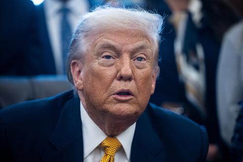 特朗普面对这39万亿的美债想出一个好办法，钱自己是还不上了，但是自己可以把这个债