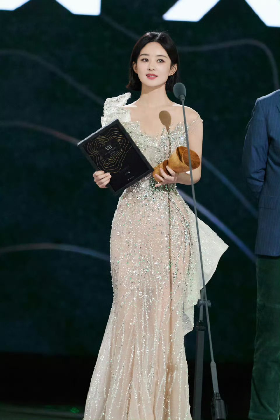 去年的赵丽颖星光大赏状态真的特别好来着，造型也在线 想念赵丽颖红毯了 