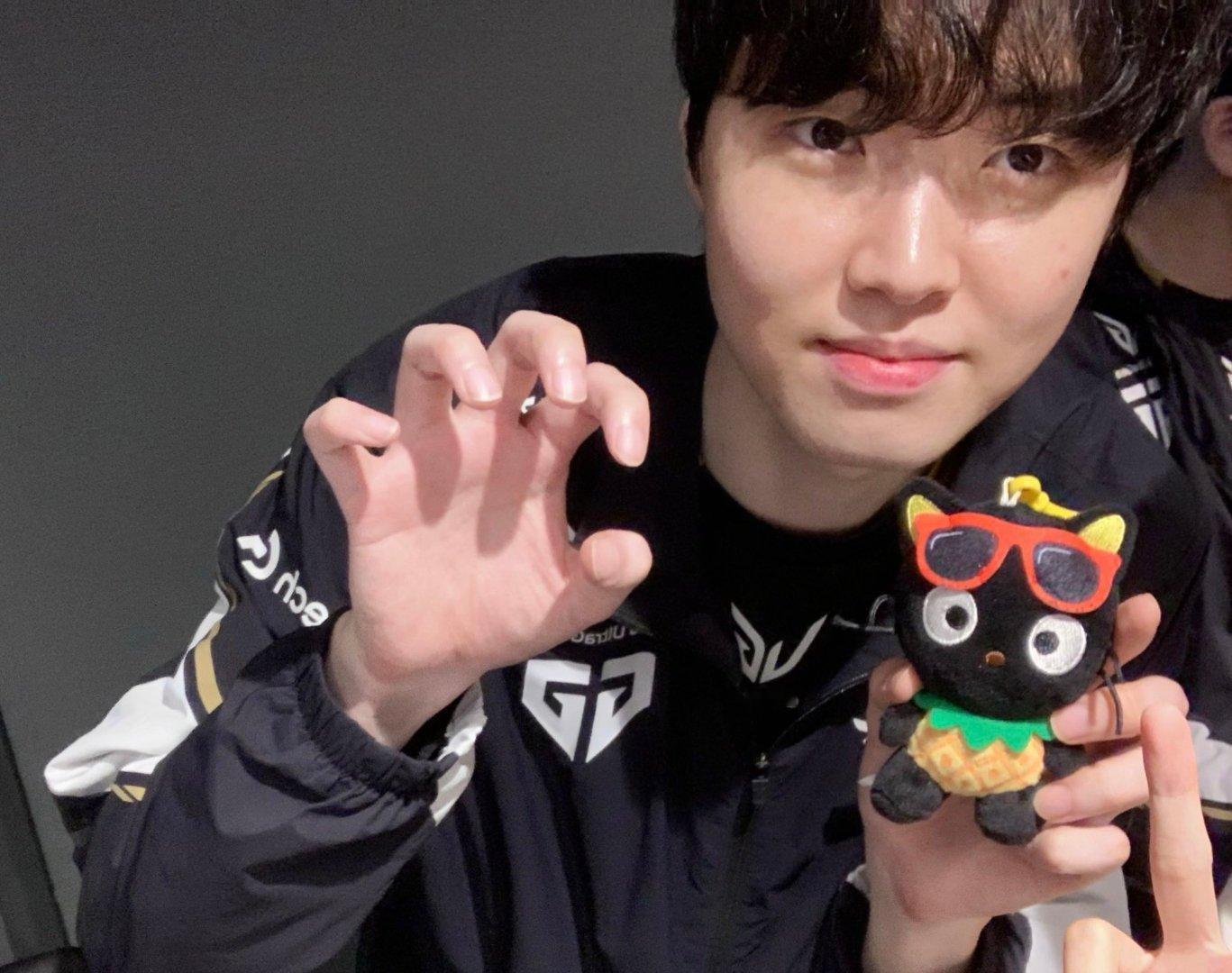 你们当中有两个猫猫🐈‍⬛🐈很可爱🥰🤲cr.chov2_zz62025lc
