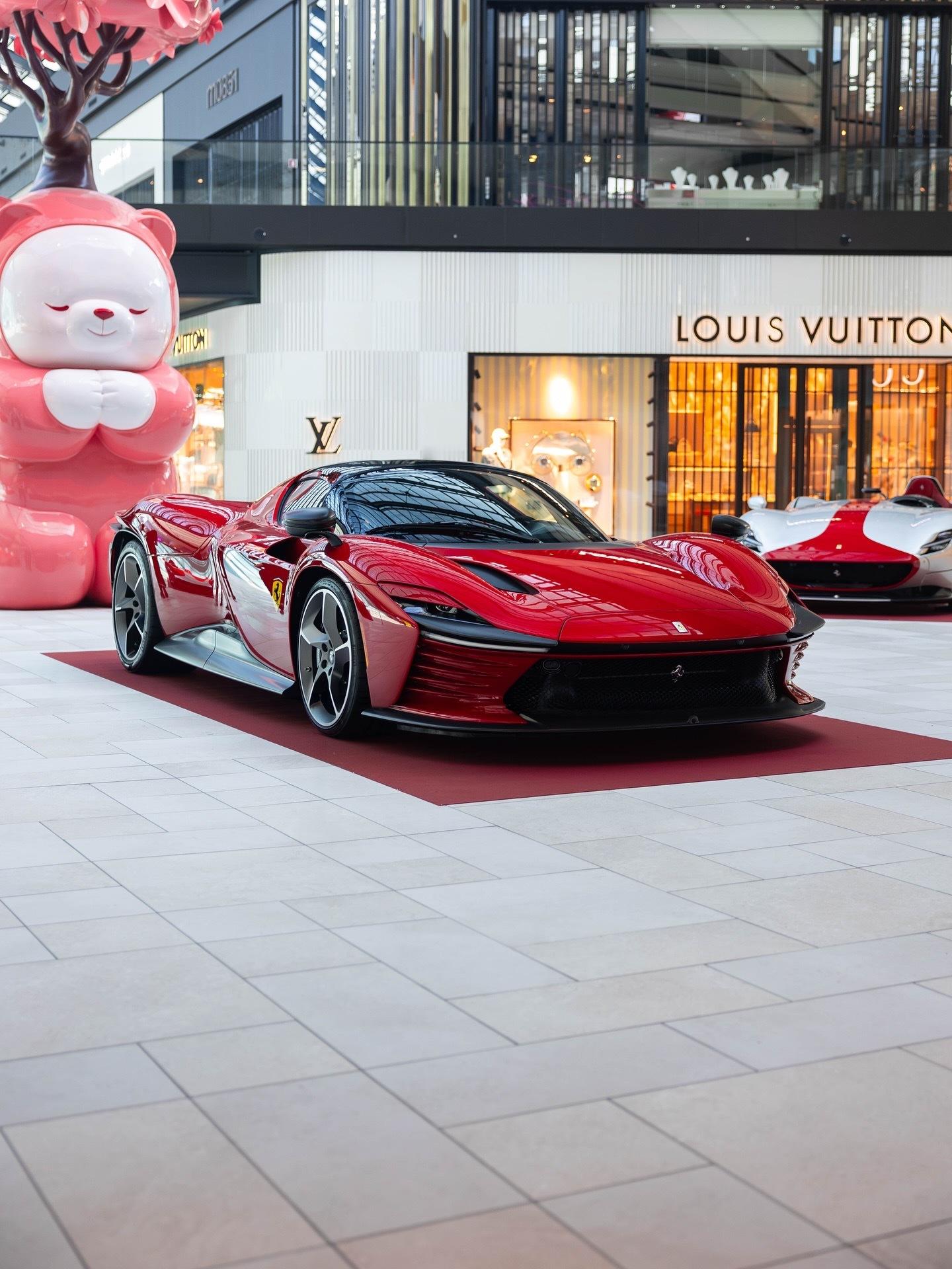 Car时尚[超话]  在商场里的Daytona SP3🏎️🛍️...car时