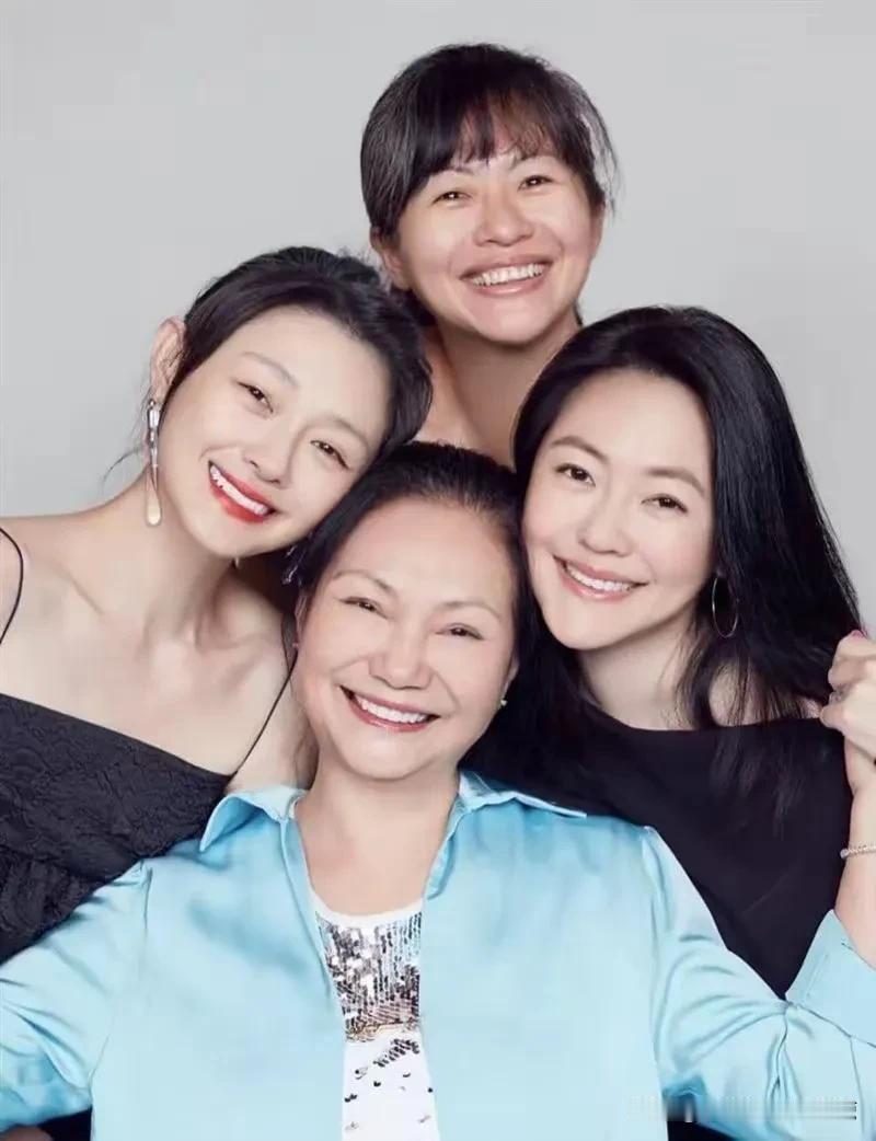 S妈时隔二十多日再度发文，这次依旧是是诉苦。S妈晒出大S做慈善的照片，希望网友不
