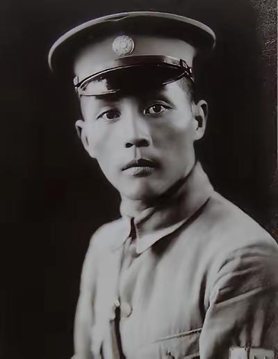 1927年，钱大钧追求欧阳藻丽，但遭到她父亲反对，想不开的钱大钧走在路上，突然掏