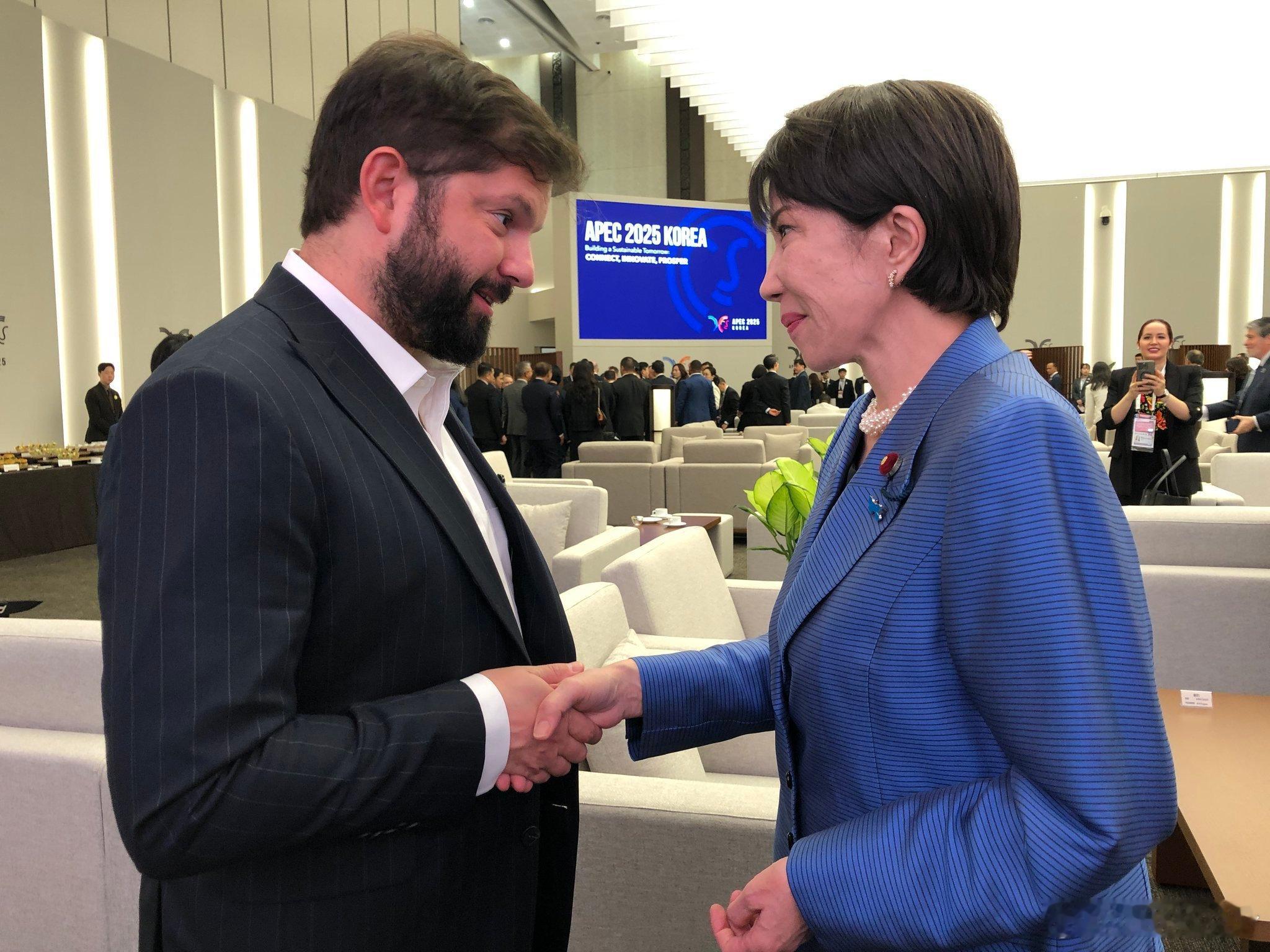 ＡＰＥＣ２日目の首脳会議前に、控室で、昨日お会いできなかったチリのカブリエル・ボ