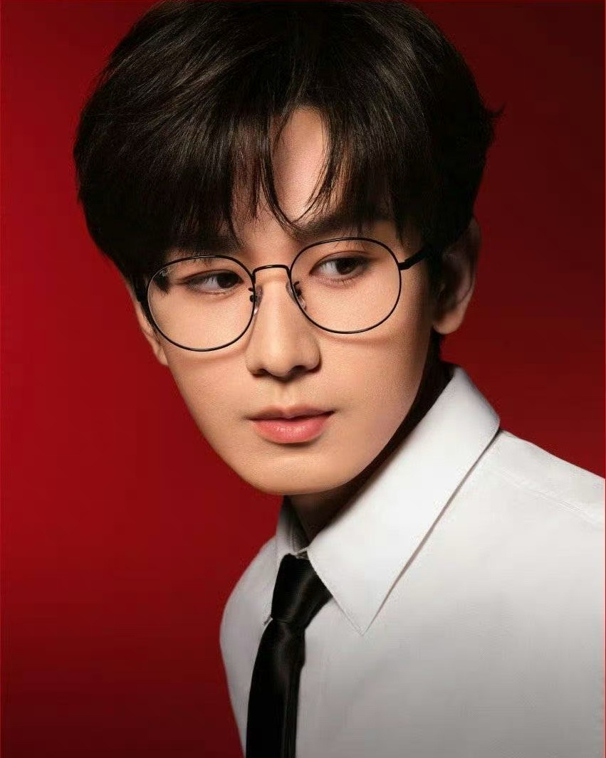 成毅还学别人带细丝眼镜，这也没那种感觉吧？ ​​​