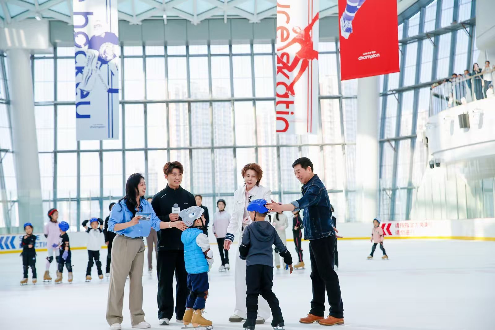 王濛魏建军直球式聊天 魏总不仅眼光好，格局也大。自己建了冰场，还特意请王濛给小朋