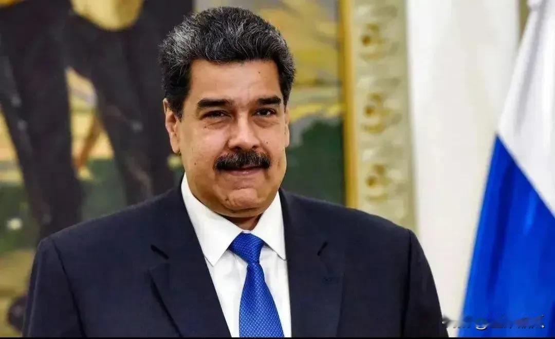 马杜罗在支持者面前，公开卸载了手机上的WhatsApp软件，建议大家使用俄版的T