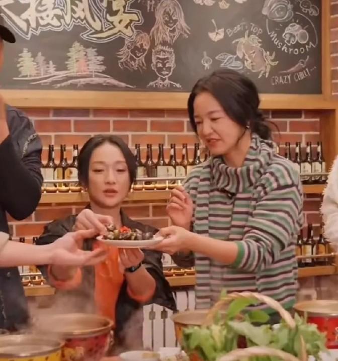 就这也叫美食？看看这道＂嗦丢＂把周迅都整懵了！ 🤔

炒石头就能叫名菜？别急.