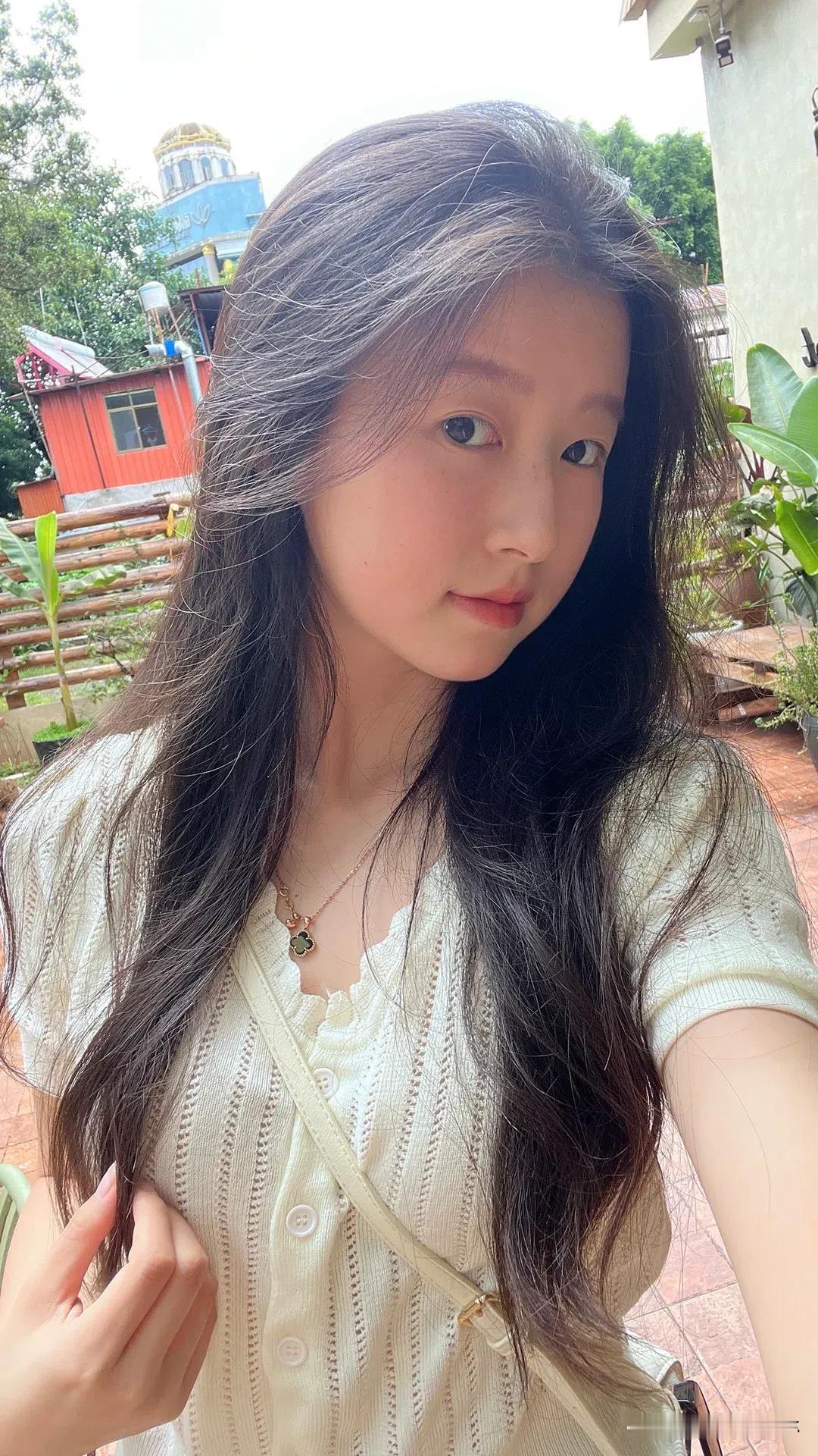 少女感不是年龄，是状态！  
眼神有光，嘴角上扬，  
穿搭活力，心态向阳。  