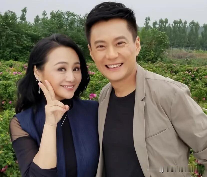 曹颖和王斑这对夫妻保养的真好，看不出来他们是50多岁的人，王斑身材高挑，儒雅英俊