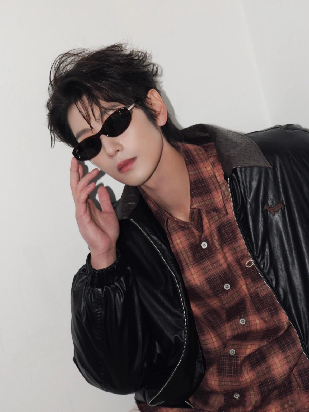 崔雨鑫在三亚续写炽热🏝️海风拂面，帅哥登场！崔雨鑫三亚随性出行，清爽气质适配度