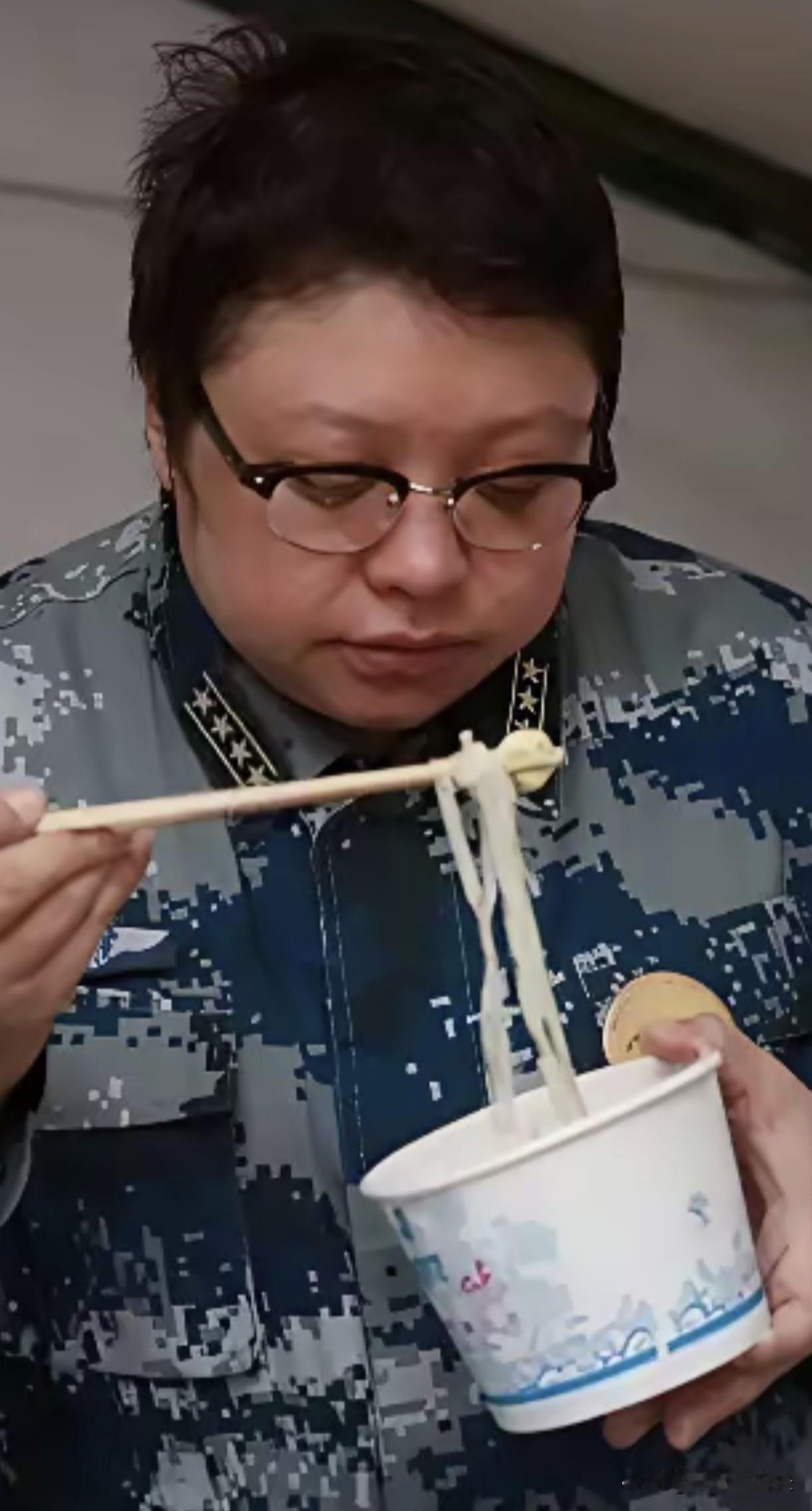 《事因他而起，他却躲到了
            她的背后》
       母鸡