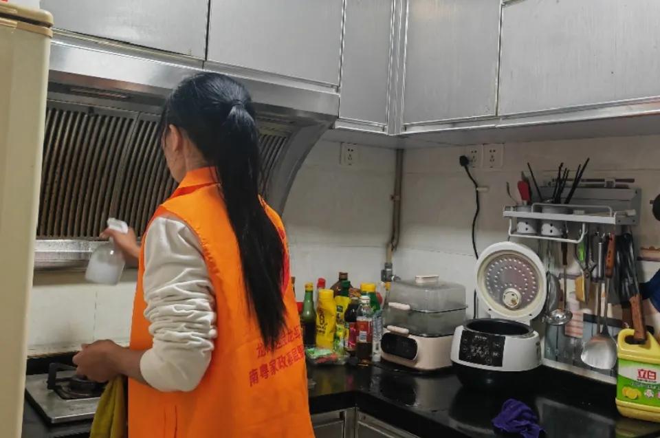 年底想找保洁？大概率要加钱，还可能约不上。
京东家政说，春节前擦玻璃、洗油烟机的