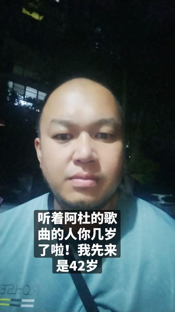 深夜里奔波的普通人，还有那个隐在夜色里的男人