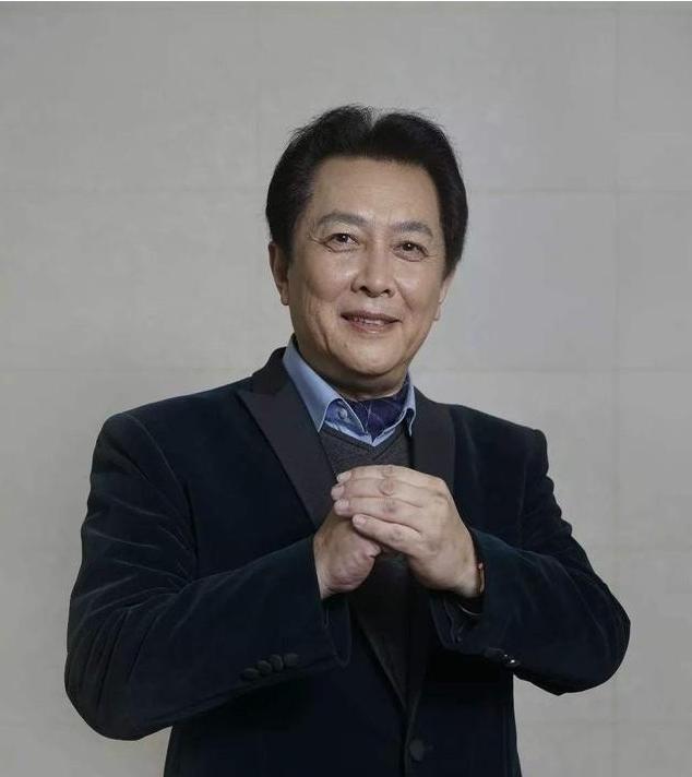 1990年除夕夜，唐国强的妻子洗完澡化完妆，穿上一身新衣，用一根绳子结束了自己的