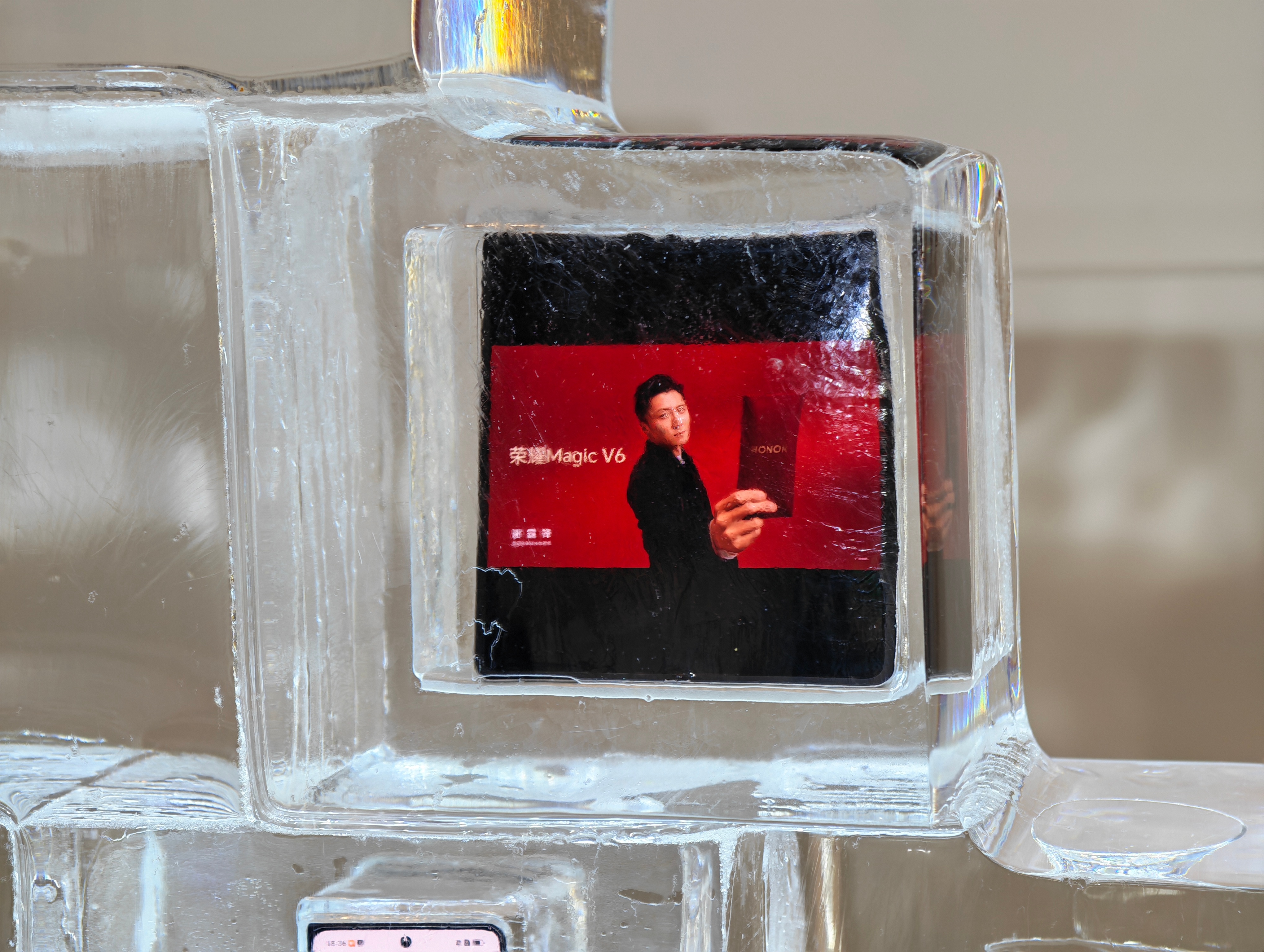 荣耀Magic V6 发布会现场直接把手机冻冰块里了？我摸了一下，是真的冰！ 深