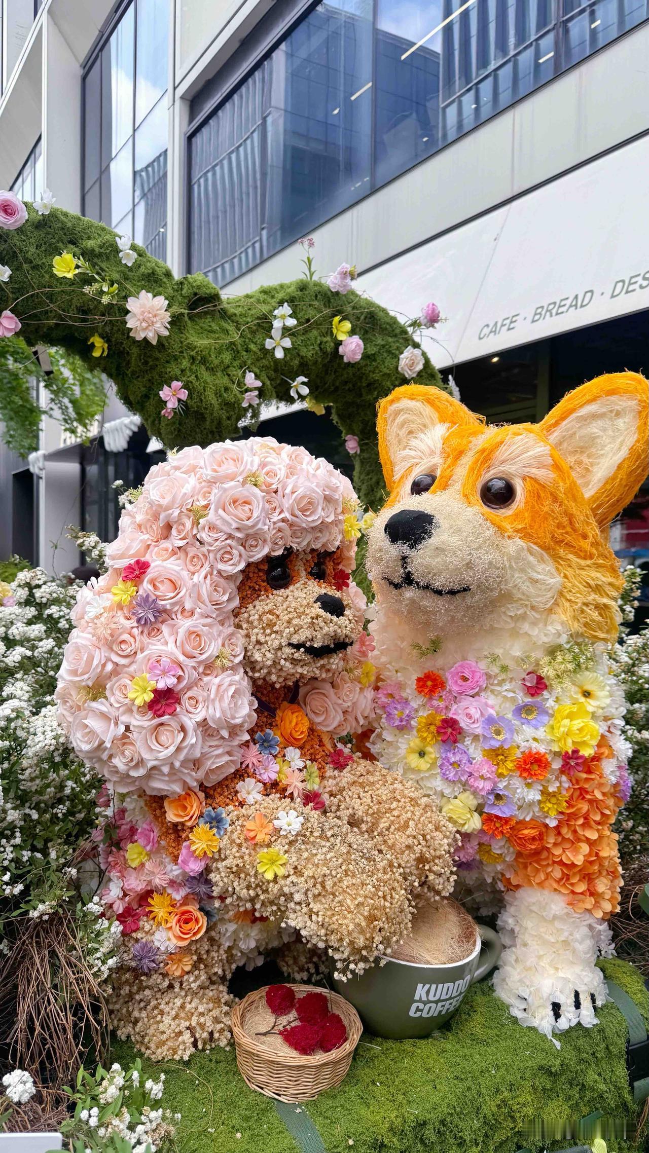 上海国际花卉节上，前滩花街的各类动物造型花艺，独具特色，可爱动人。