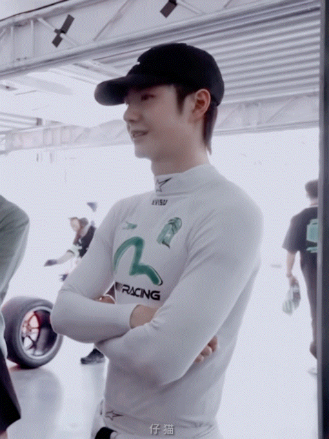 王一博王一博北京出发练车 💚王一博官宣出战中国gt 本周我完成了连续7天铁粉打