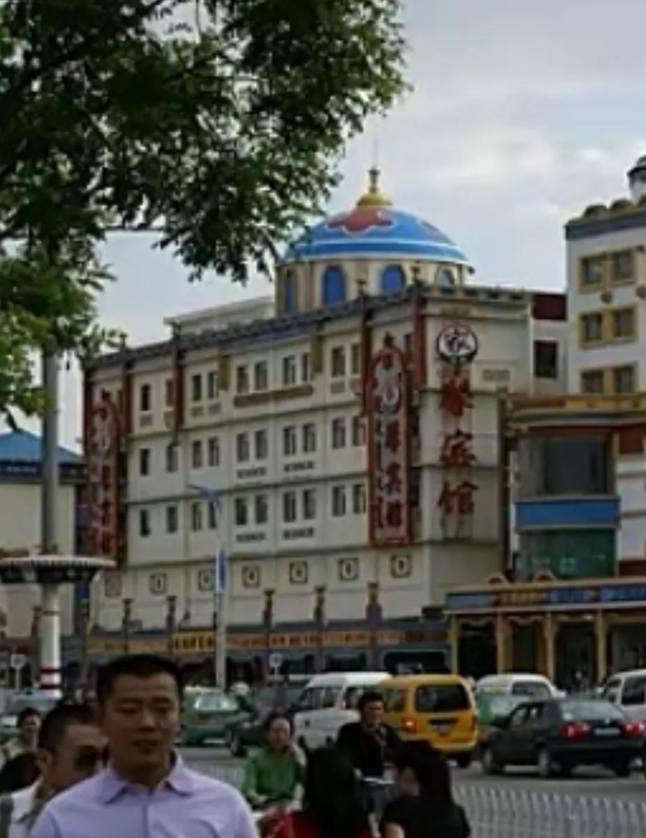 青城印记
这三张照片本是一座建筑，只是拍摄于不同年代。该建筑始建于1981年，是