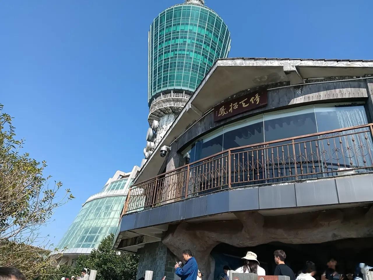 市场弱势震荡，指数回补缺口盘面回顾：周一市场继续震荡，三大指数在开盘价上方弱势整
