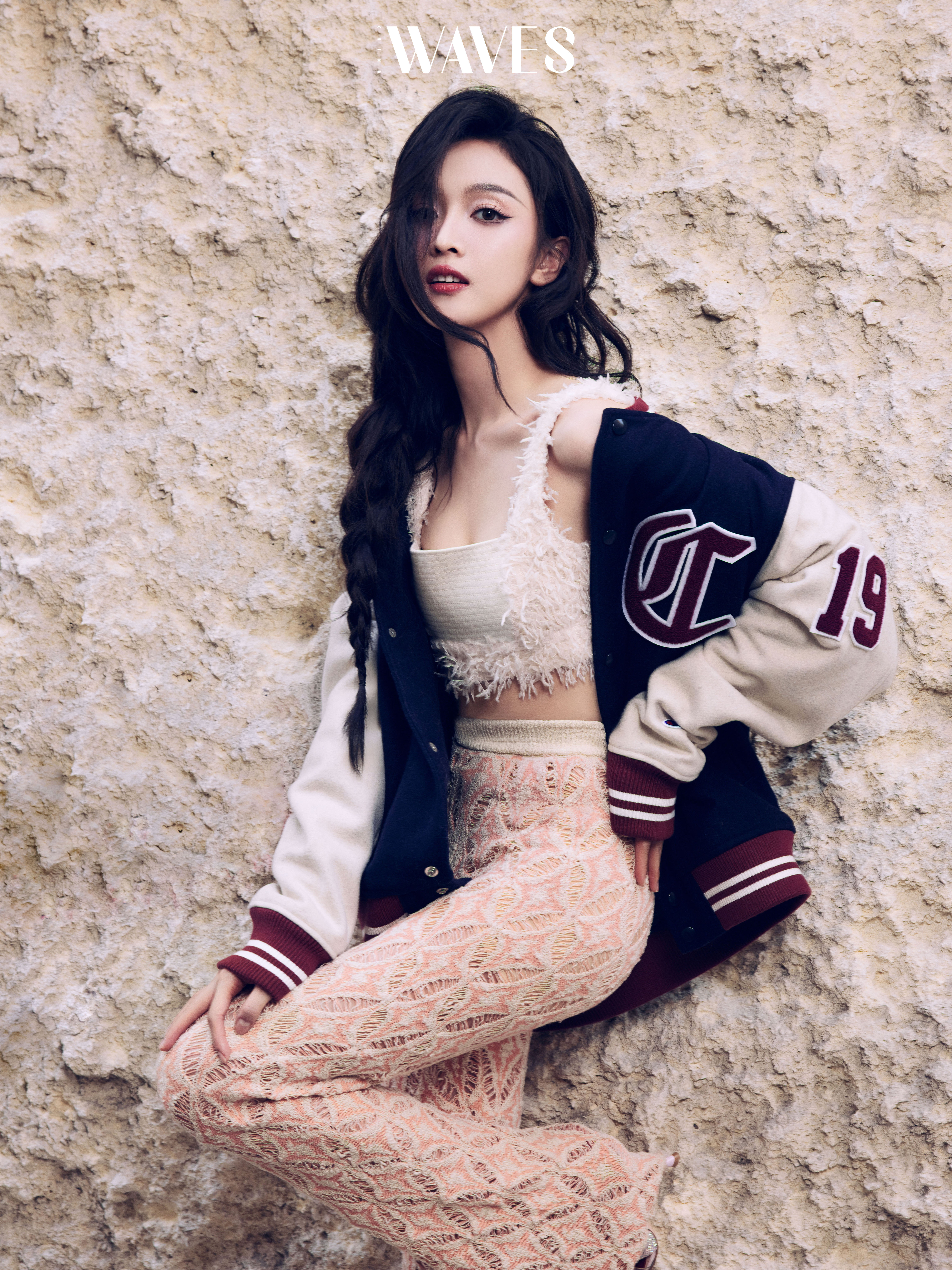 吴宣仪  纤细如柳、轻盈如燕，《WAVES》12月封面人物#吴宣仪[超话]# ​