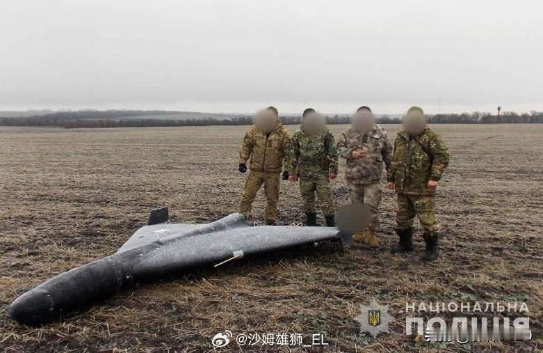 乌克兰士兵展示了两架坠毁的俄军“天竺葵”自杀式无人机，乌军称这是他们是用电子战设