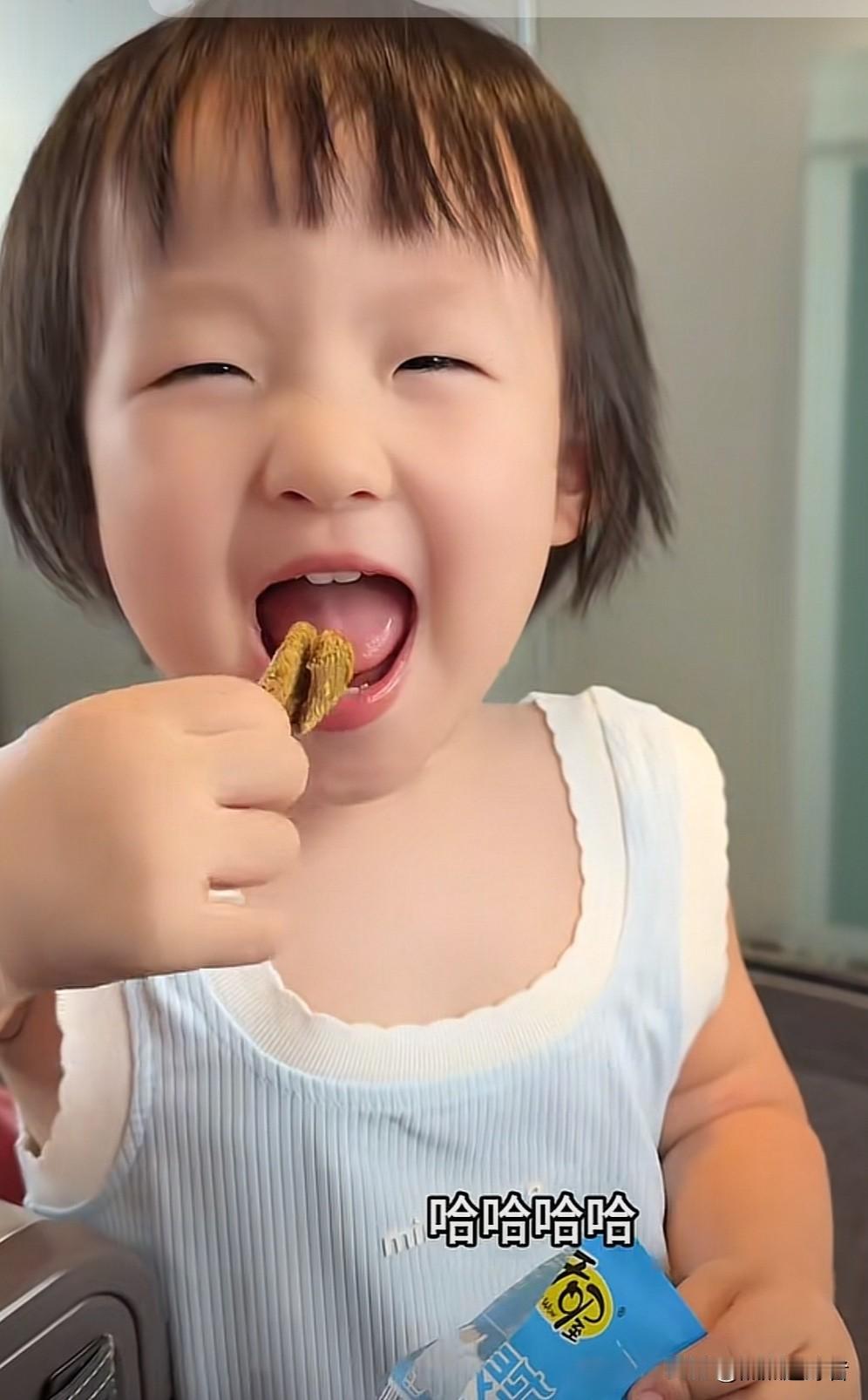 今天下午，黄一鸣更新了闪闪的视频。在视频里，闪闪拿着一包牛肉干叫黄一鸣拆。黄一鸣