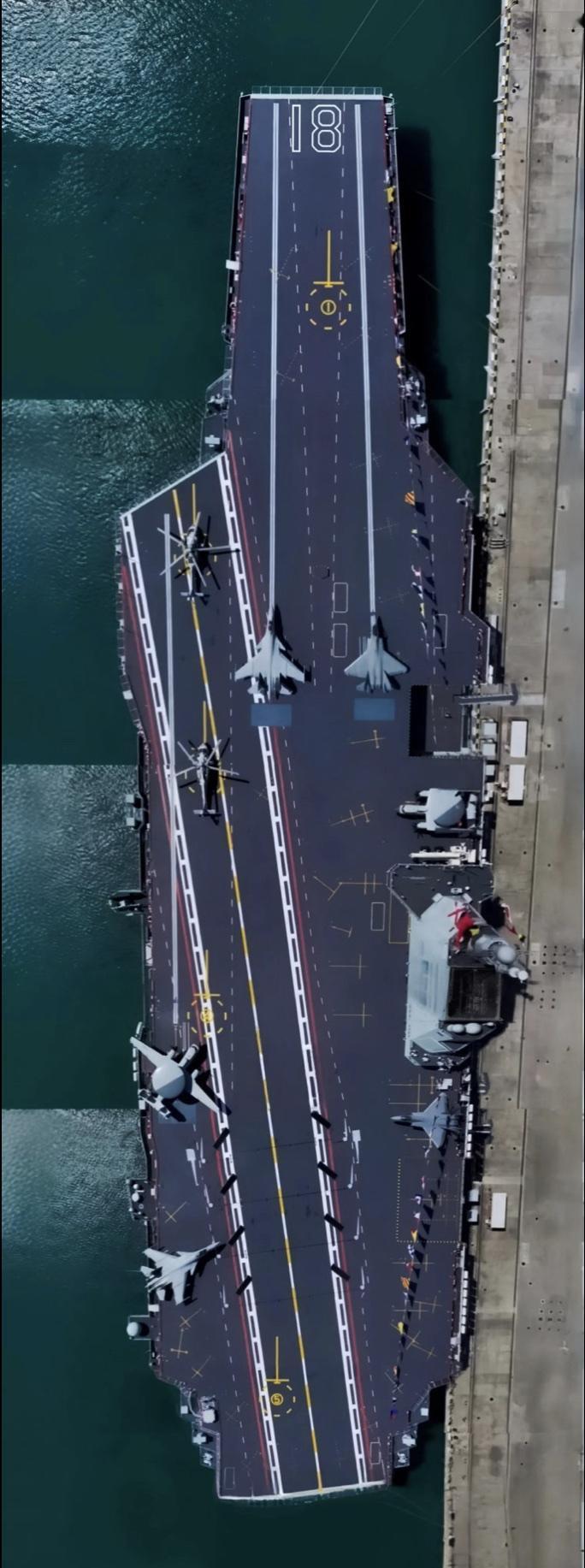 视频画面拼接后制作的高清福建舰航母俯瞰图