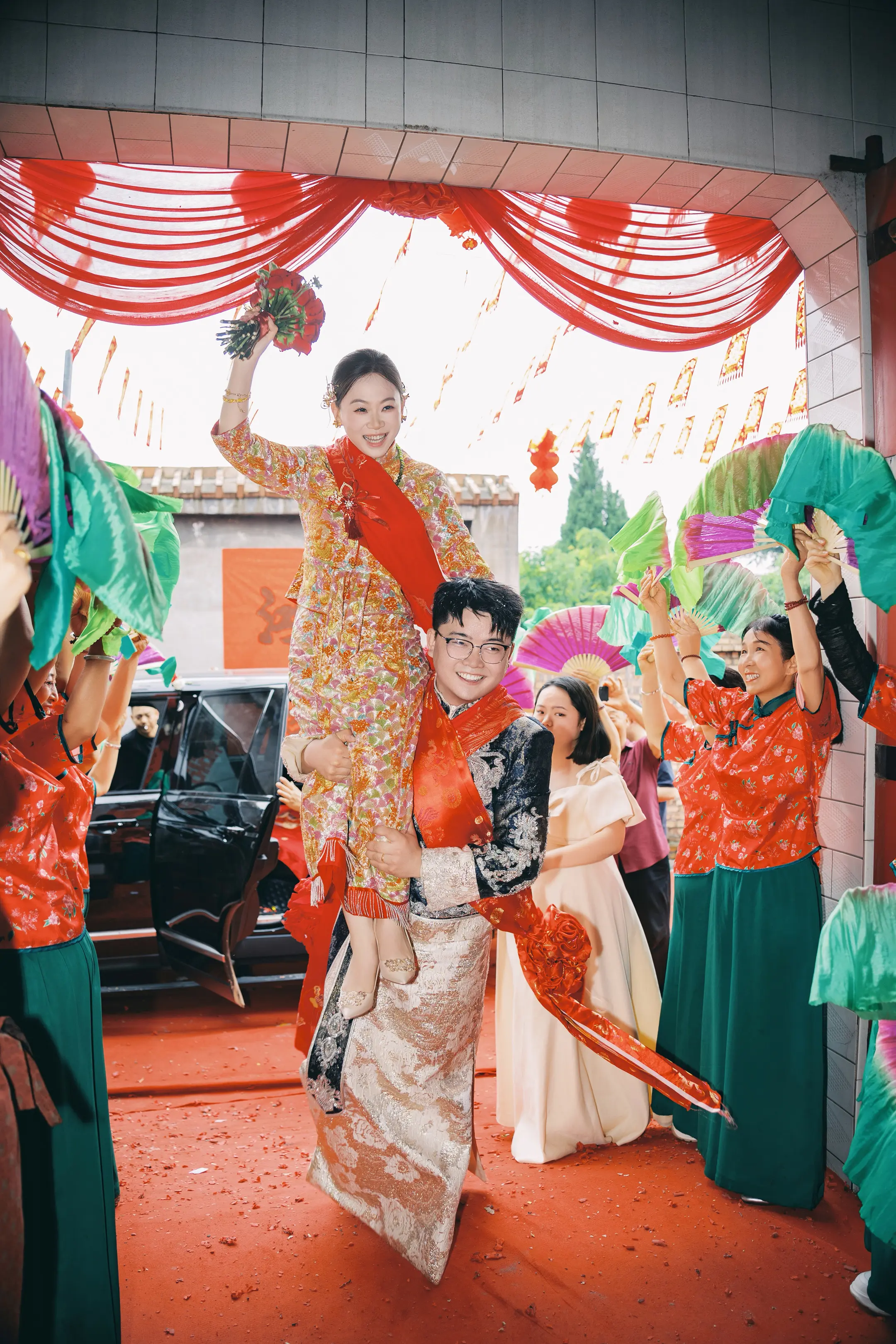 这一天 他把她扛在肩上 举过头顶迎接所有人的祝福