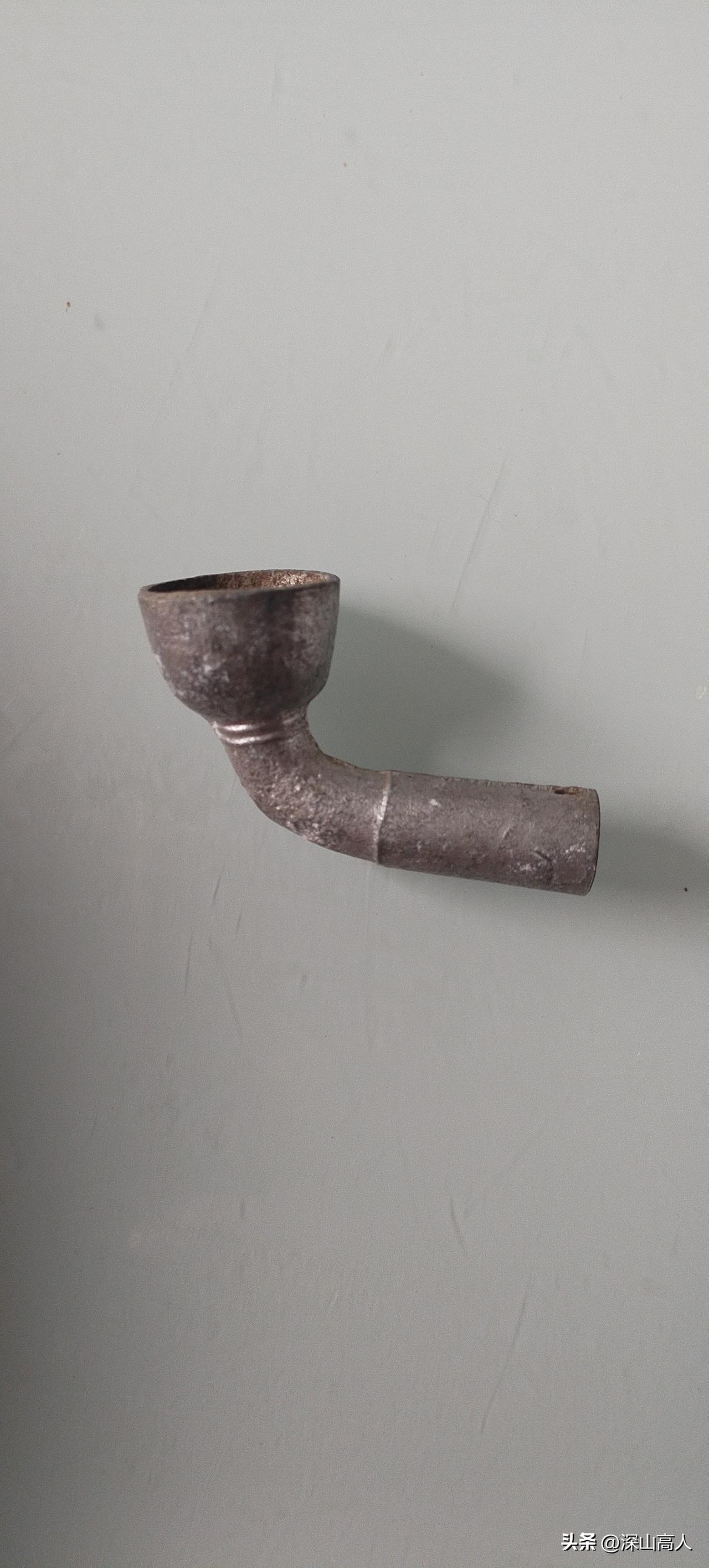 看到烟斗，想起了过世多年的爷爷，爷爷在世的话已经一百零八岁了！
    爷爷一辈