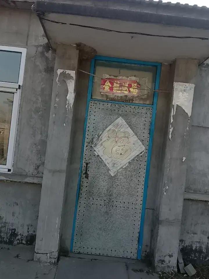 《燕子》

二零二二年前后，一对小燕子在我家门口的角落雨搭上筑起了温暖的巢。它们