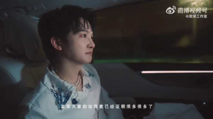 周深边哭边唱镜头电影感 那句没唱完的歌词悬在空气里，他抬手抹眼泪的动作轻得像怕惊