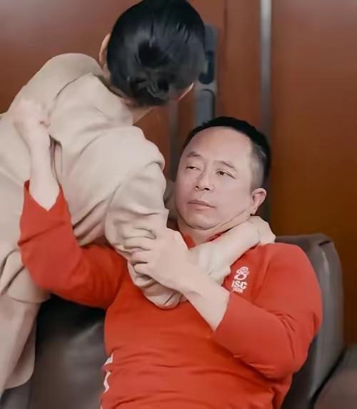 老周在大佬圈子里被视为网红，在网红圈子里面他又冲大佬
当年多么火的一个人
现在成