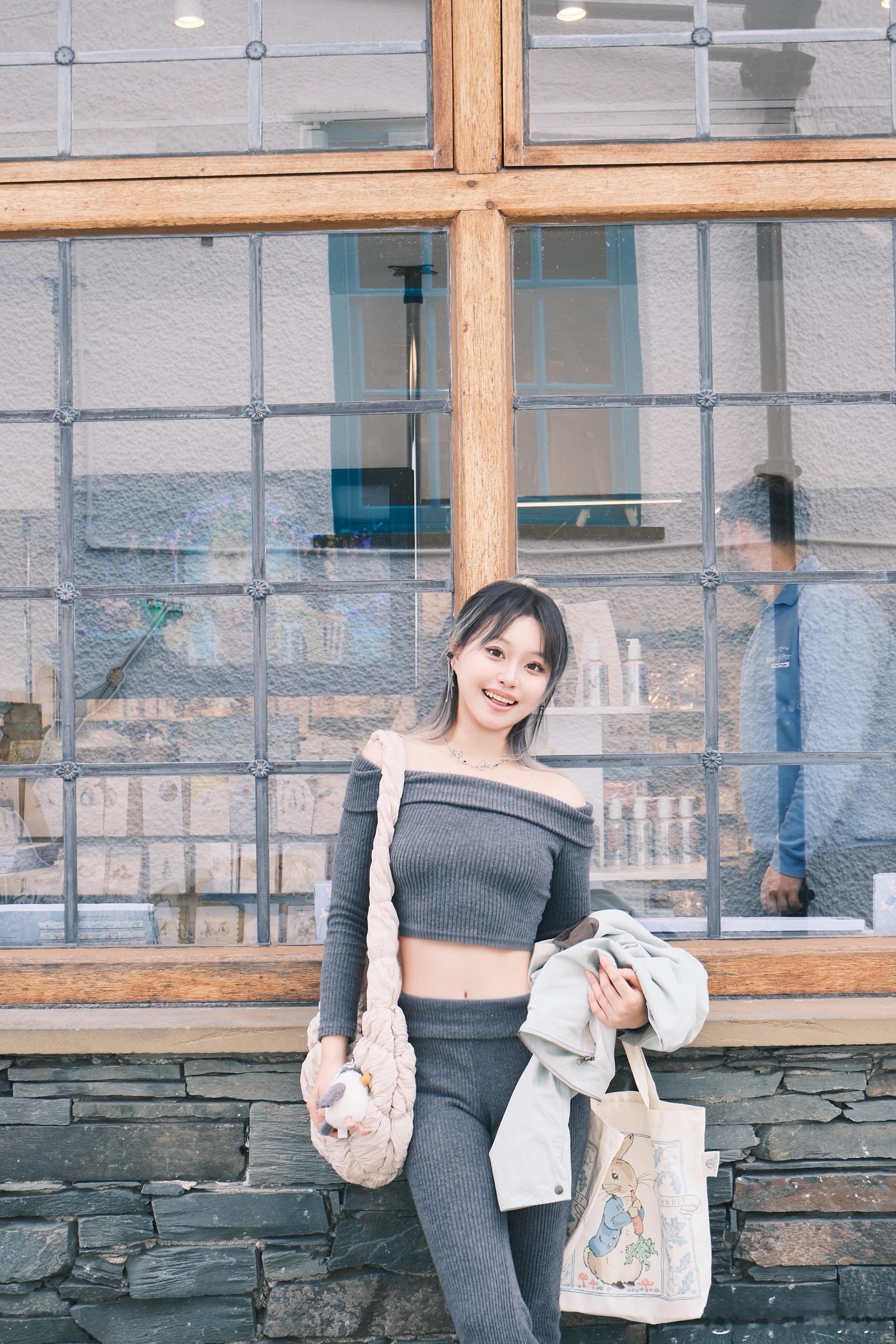 与两名可爱彼得兔店员小哥的奇妙合影五连——  ​​​