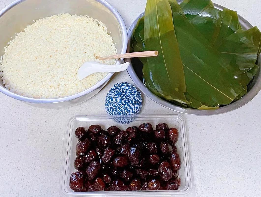以下是蜜枣粽子的详细做法：

 材料准备
- 糯米：500克
- 蜜枣，葡萄干，