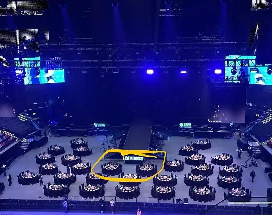 尖叫之夜座位图，好像是双主桌，然后杨幂 白鹿分别是两个主桌的C位 杨幂白鹿 内场