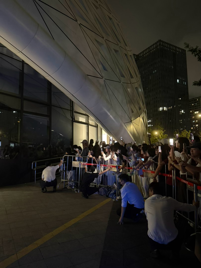 寻找一下吴宣仪在哪里 我们姐就这样照顾到每一个角落里的粉丝